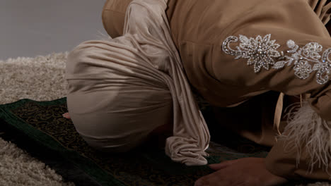 Nahaufnahme-Einer-Muslimischen-Frau-Mit-Hijab-Zu-Hause,-Die-Kniend-Auf-Einer-Gebetsmatte-Betet-1